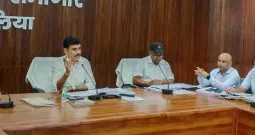 डीएम ने 25 विभागीय एजेंडों की समीक्षा की, लंबित मामलों पर जताई नाराजगी, कई अधिकारियों के वेतन रोकने के निर्देश