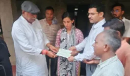 बलिया: हाईटेंशन करंट हादसे के पीड़ित परिवार को ₹10 लाख की सहायता, सीमा यादव को सौंपा गया चेक