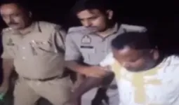 Ballia : पुलिस मुठभेड़ में बिजली तार चोरी गिरोह के पांच सदस्य गिरफ्तार, एक बदमाश के पैर में लगी गोली