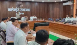 Ballia News : नगर निकाय योजनाओं की समीक्षा में डीएम सख्त, एमआरएफ सेंटर बंद मिलने पर एफआईआर के निर्देश