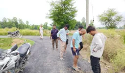 Ballia News : सड़क निर्माण में घटिया गुणवत्ता का आरोप, ग्रामीणों ने काम रुकवाया