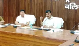राजस्व वसूली में लापरवाही पर डीएम सख्त, अवैध खनन पर एफआईआर और वाहन सीज करने के निर्देश