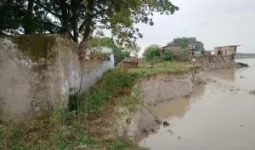 बलिया में सरयू का कहर: कई मकान नदी में समाए, सैकड़ों परिवारों पर मंडराया संकट; कटान पीड़ितों का धरना जारी