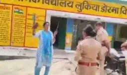 कौशांबी: स्कूल में चाकू और चापड़ लेकर पहुंची प्रधानाध्यापिका निलंबित, विभागीय जांच शुरू