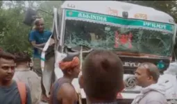 बलिया: एनएच-31 पर दो गिट्टी लदे ट्रकों की भिड़ंत, चालक गंभीर घायल