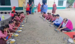 बलिया: बच्चों के साथ जमीन पर बैठकर BEO ने चखा मिड-डे-मील, शिक्षा व्यवस्था का लिया जायजा