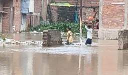 बलिया में गंगा-घाघरा का बढ़ा जलस्तर, कई इलाकों में घुसा बाढ़ का पानी; कटान से पलायन को मजबूर ग्रामीण