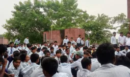Shravasti News: नवोदय विद्यालय में खाने में कीड़े मिलने का आरोप, छात्रों ने शुरू की भूख हड़ताल; हॉस्टल की छत पर प्रदर्शन