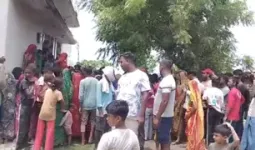 Ballia News: ससुराल पहुंचे पति ने पत्नी पर चाकू से किया हमला, गंभीर रूप से घायल
