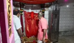 बलिया में प्राचीन पचेव देवी मंदिर से चांदी का मुकुट और छतरी चोरी, CCTV में कैद हुए नकाबपोश चोर
