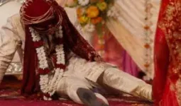 बलिया: दूसरी शादी के लिए जा रहे दूल्हे को पहली पत्नी ने रास्ते में रोका, बीच सड़क हुई मारपीट और हंगामा