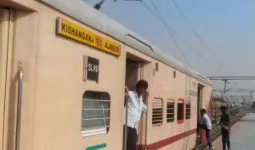 बलिया रेलवे स्टेशन पर गरीब नवाज एक्सप्रेस का कोच अटेंडेंट 30 बोतल शराब के साथ गिरफ्तार