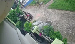 Ballia News : बलिया में दिनदहाड़े महिला के गले से चेन झपटी, CCTV में कैद हुई वारदात