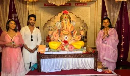 गणपति पंडाल पहुंचीं ‘थोड़ी सी उम्मीद, थोड़ा सा आसमान’ की आरती बिराजदार, किताब-पेन की अपील ने खींचा ध्यान