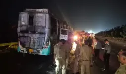 यमुना एक्सप्रेसवे पर स्लीपर बस में भीषण आग, 9 यात्रियों की मौत; पहचान के लिए DNA जांच
