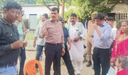 बलिया: बैरिया आपदा कंट्रोल रूम के औचक निरीक्षण में मिली अव्यवस्था, डीएम ने जताई नाराजगी