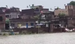 बलिया में गंगा-सरयू का बढ़ता जलस्तर, करीब 20 हजार आबादी बाढ़ से प्रभावित; 47 नावें राहत कार्य में लगीं