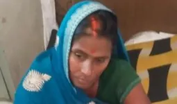 गंगा की धारा में बक्सर से बलिया पहुंची 55 वर्षीय महिला, बाढ़ के बीच झोपड़ी में कई दिन बचाई जान