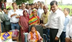 बलिया: एक पैर से जिंदगी की चुनौतियों का सामना कर रही रागिनी की मदद को पहुंचे डीएम, पढ़ाई के लिए दी किताबें और ट्राईसाइकिल