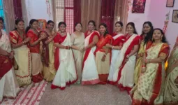 बलिया में बंगाल के रंग में रंगा नवरात्रि उत्सव, महिलाओं ने किया धुनुची नृत्य और सिंदूर खेला