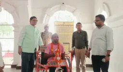 बलिया: जनसुनवाई में दिव्यांग की फरियाद पर डीएम ने तत्काल दिलाई ट्राईसाइकिल