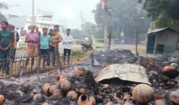 बलिया: मझौवां में अराजक तत्वों ने दो जगह लगाई आग, कई झोपड़ियां और हजारों का सामान जलकर राख