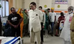 बलिया: मड़ुआ के आटे की रोटी खाने से करीब 45 महिलाएं बीमार, डीएम ने अस्पताल पहुंचकर जाना हाल
