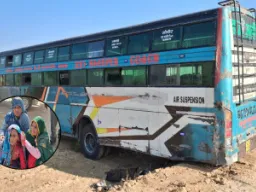 बदायूं: डबल डेकर बस की जोरदार टक्कर में लोडर चालक और चार पशुओं की मौत, दो लोग गंभीर घायल