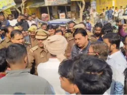 अमेठी मजदूर हत्याकांड : आरोपियों की गिरफ्तारी न होने पर शव रखकर सड़क जाम, पुलिस से हुई तीखी नोक-झोंक