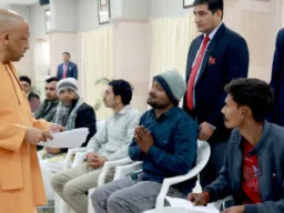 सीएम योगी सख्त: धान क्रय केंद्रों की मनमानी पर डीएम को फटकार, औचक निरीक्षण के निर्देश