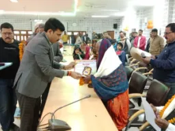 वेटरन्स डे पर वीर नारियों और भूतपूर्व सैनिकों को बलिया डीएम ने किया सम्मानित