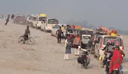 Ballia News: खरीद–दरौली घाट पीपा पुल के पास रेत पर लगा भीषण जाम, बना चर्चा का विषय