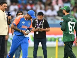 T20 World Cup 2026: पाकिस्तान के खिलाफ भारत की हाथ न मिलाने की नीति बरकरार, सूर्यकुमार ने नहीं किया सलमान से हैंडशेक