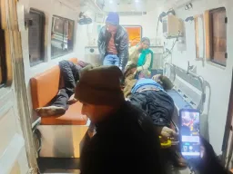 यमुना एक्सप्रेसवे पर कंटेनर की चपेट में आए बस यात्री, छह की मौत, एक घायल