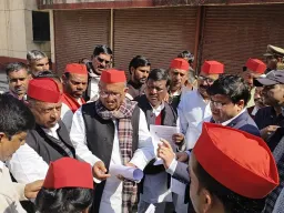 मऊ में एसआईआर प्रक्रिया में मतदाताओं के नाम काटने का आरोप, सपा ने डीएम को ज्ञापन सौंपा