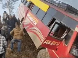 सोनभद्र में यात्रियों से भरी बस खाई में पलटी, दो गंभीर रूप से घायल