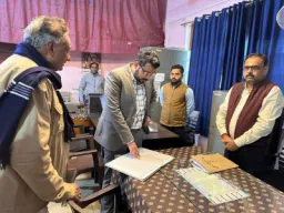 बलिया सीडीओ ने विकास भवन का किया निरीक्षण, अव्यवस्था पर नाराजगी; अनुपस्थित अधिकारी पर कार्रवाई