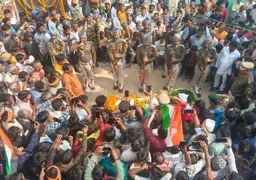 तिरंगे में लिपटे सीआरपीएफ जवान राजकुमार को देख रो पड़ा गांव, अंतिम दर्शन को उमड़ा जनसैलाब