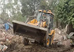 बलिया में अतिक्रमण हटाने पहुंची टीम पर पथराव, पुलिस को छोड़ने पड़े आंसू गैस के गोले