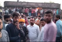 बलिया में सड़क हादसा, चाचा के सामने ट्रैक्टर से गिरकर छह वर्षीय बालक की मौत