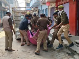 बलिया में दो शव मिलने से हड़कंप, एक ही घर में युवक फंदे पर लटका मिला, बक्से में मिली किन्नर की लाश