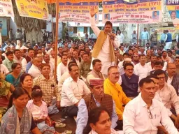 बलिया में टीईटी के खिलाफ शिक्षकों का प्रदर्शन, बीएसए कार्यालय से कलेक्ट्रेट तक निकाला जुलूस