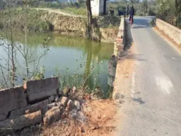 बलिया में दर्दनाक हादसा: बाइक समेत नहर में गिरे सगे भाई, एक की मौत