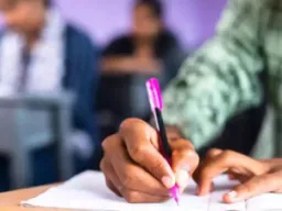 यूपी बोर्ड परीक्षा: उत्तर पुस्तिका में रुपये मिलने पर नकल मानी जाएगी