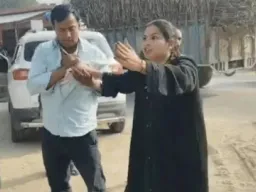 सीतापुर में दंपती के बीच सड़क पर विवाद, शिक्षक और पत्नी आमने-सामने; वीडियो वायरल