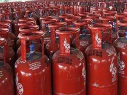 बलिया में गैस एजेंसी पर छापा, 1015 भरे सिलेंडर गायब; मैनेजर पर मुकदमा