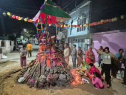 Amroha : विधि-विधान से हुआ होलिका पूजन, देर रात जिलेभर में हुआ होलिका दहन