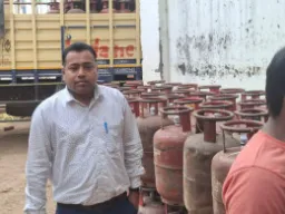 बलिया: गैस एजेंसी पर पर्याप्त सिलेंडर उपलब्ध, एमडीएम से जुड़ी समस्या पर करें संपर्क