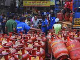 यूपी में LPG-पेट्रोल की कमी नहीं, अफवाहों से बचें : प्रमुख सचिव