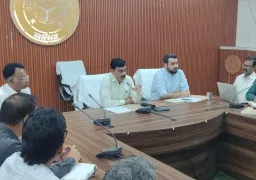 बलिया डीएम की बैठक से तीन अफसर गैरहाजिर, मांगा स्पष्टीकरण